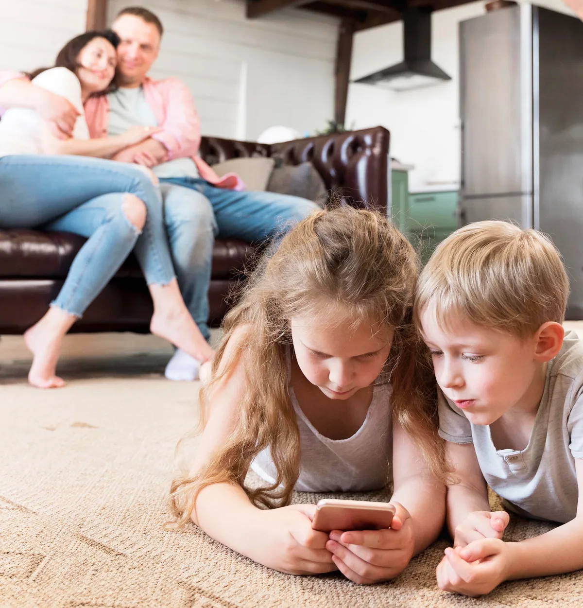 familj med barn som använder mobil