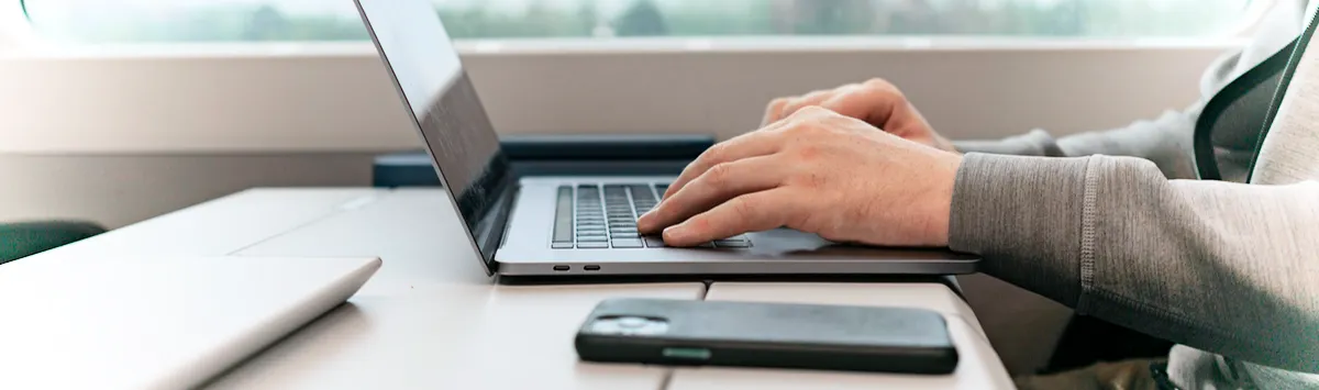 företagare på tåget med laptop och telefon