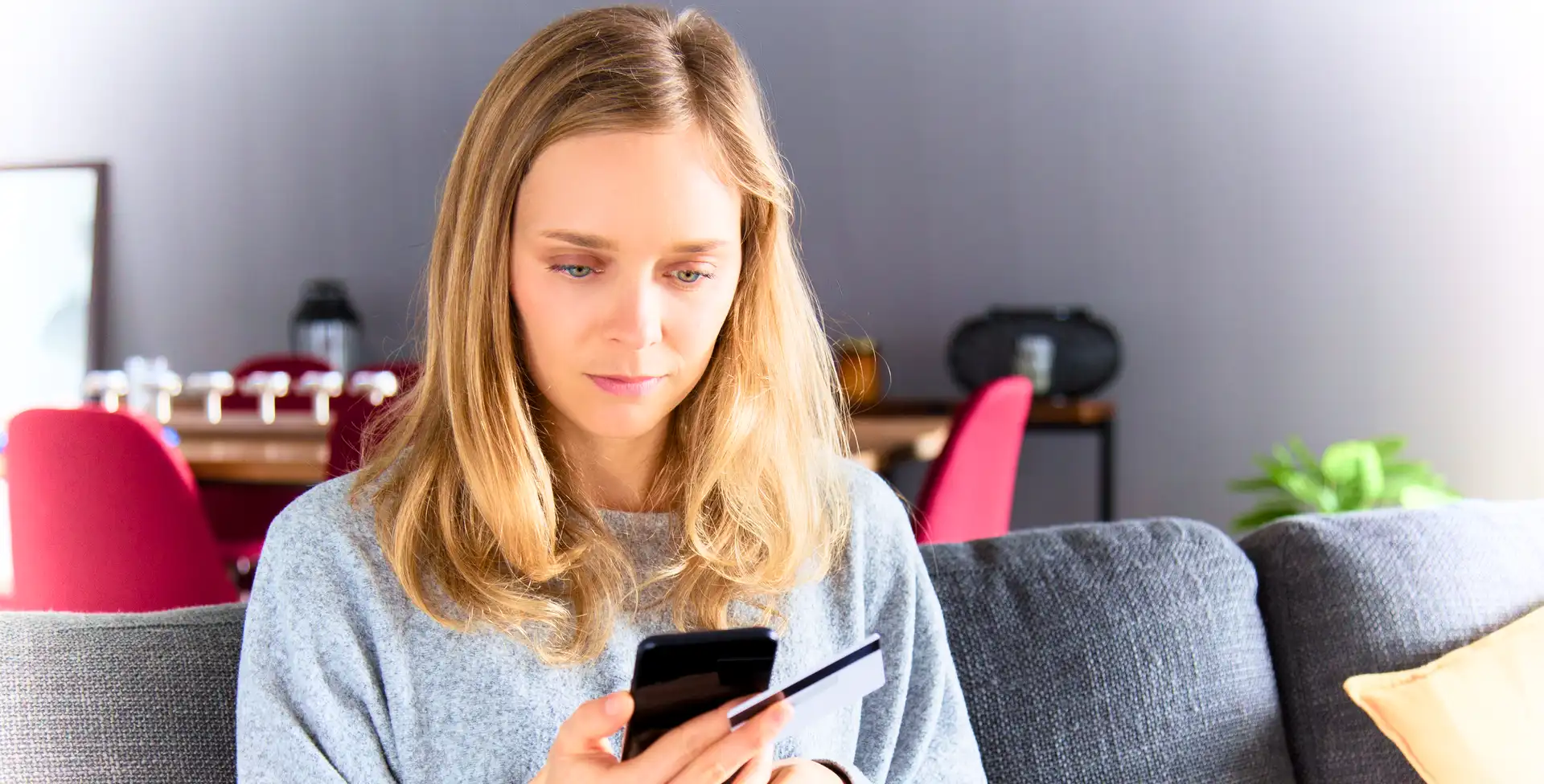 kvinna kollar mobilbank