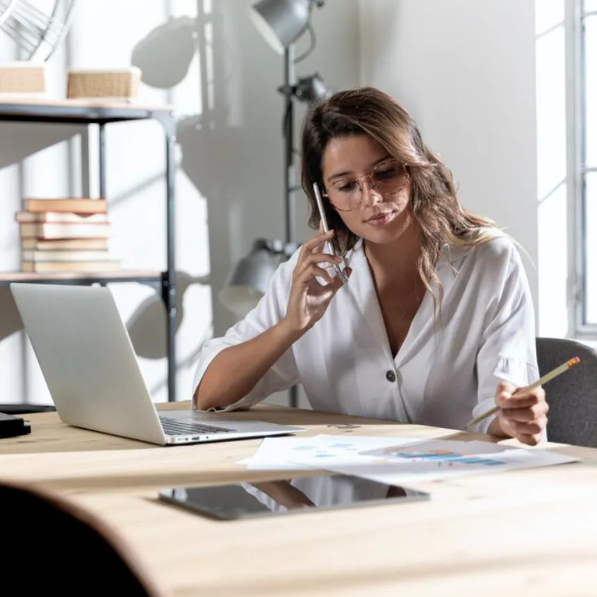 kvinna vid skrivbord