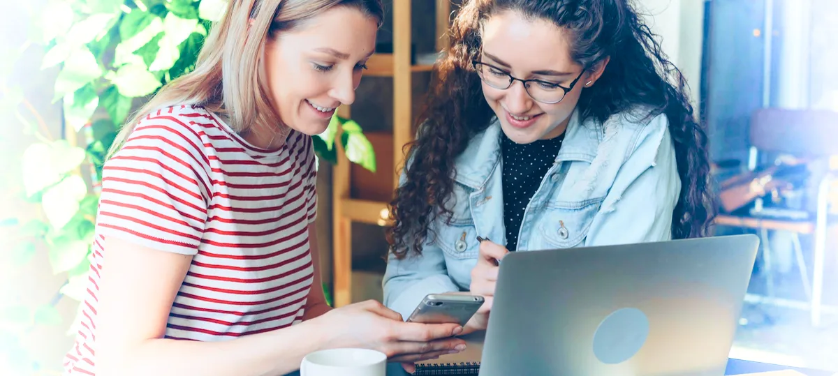studenter kollar mobil och dator