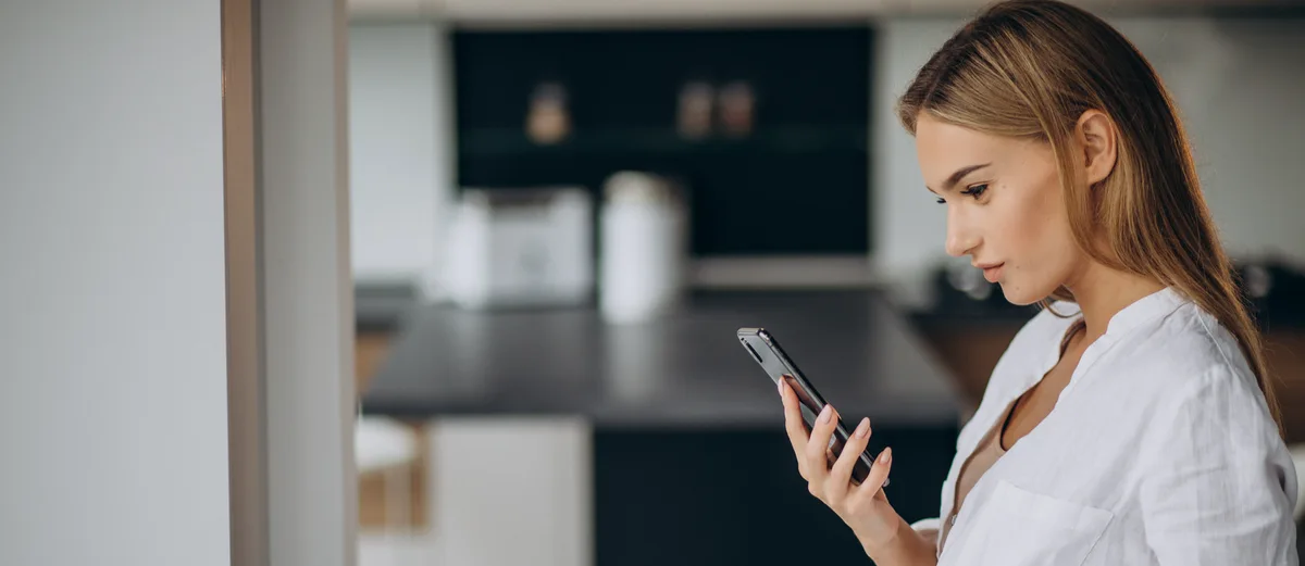 ung kvinna kollar mobilen